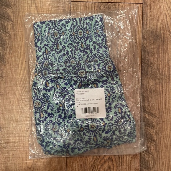 Free People Movement (FP) The Way Home short size Medium - Picture 3 of 6